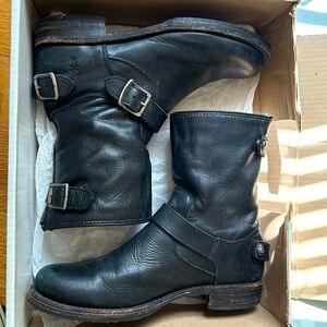 Frye Veronica Zip Short, size 9